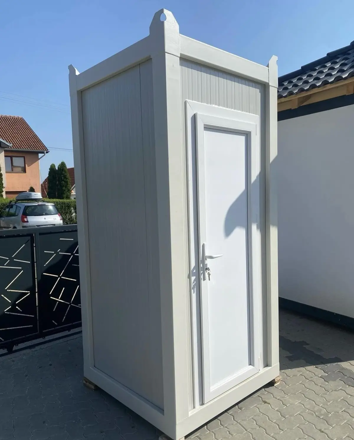 Side view of a flushing portable restroom cabin